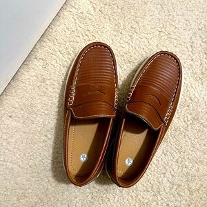 NWOT Kids brown loafers